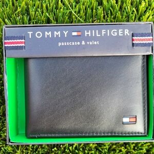 Tommy Hilfiger Black Leather Passcase And Valet Bifold Wallet With Id Insert.